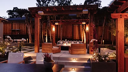 EcoSmart Fire Gin 90 Low Fire Table enriches an outdoor private residence with a streamlined gas-fuelled centrepiece for entertaining.