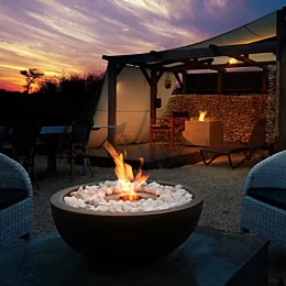 .
テラスやお庭を照らす、あたたかな炎。
.
ボウル型のデザインは、野外での設置に最適。
7~8時間の連続燃焼が可能で、カラーバリエーション...