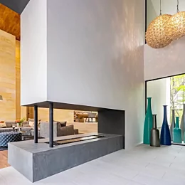 〈WORKS〉
エントランスホールとリビングの間にあるのは
エタノール暖炉
・
壁の一部を切り欠いて
どちらの空間からも
楽しめるよう...