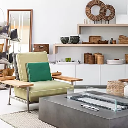 フィリップ・スタルクによるアウトドアソファ＜FENC-E NATURE（フェンス・ネイチャー）＞は、自然と調和しつつ優雅でありながらつつまし...