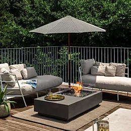 거실이나 실외에서도 활약합니다.
테이블형이 돼 있어 식사 등을 즐기면서 불꼿을 감상할